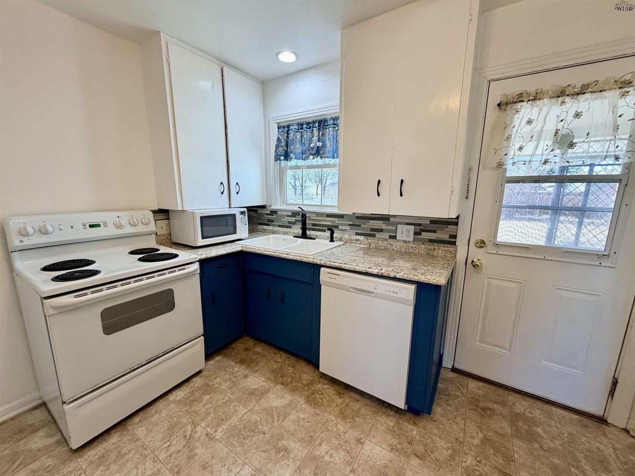 302 Rockwood Dr - Photo 6 of 22