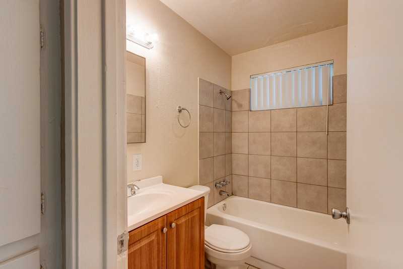 3034 W Lawrence Ln - Photo 3 of 14