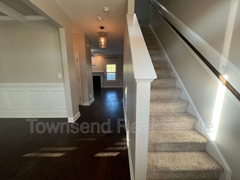 3233 Northgate Dr - Photo 2 of 31