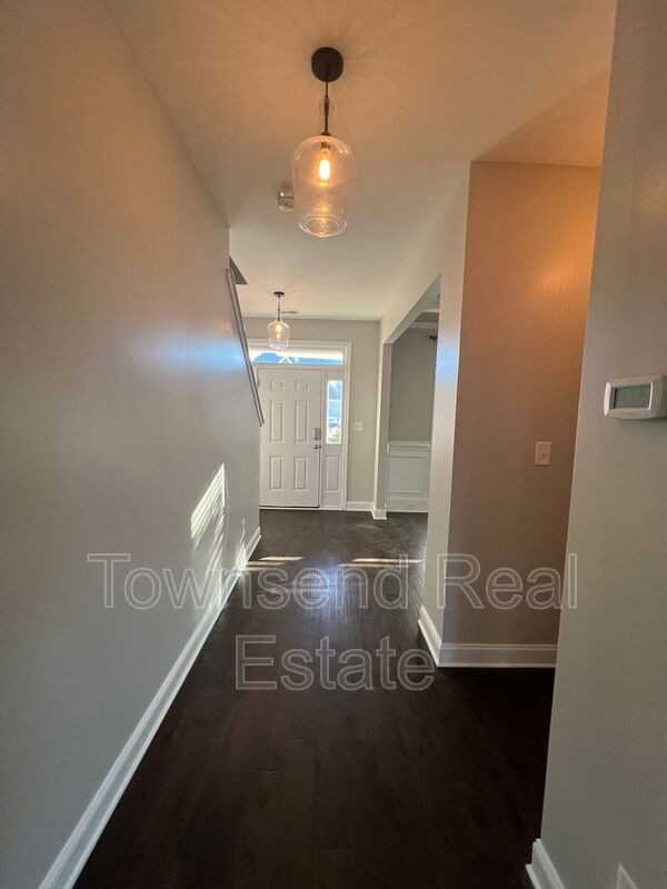 3233 Northgate Dr - Photo 4 of 31