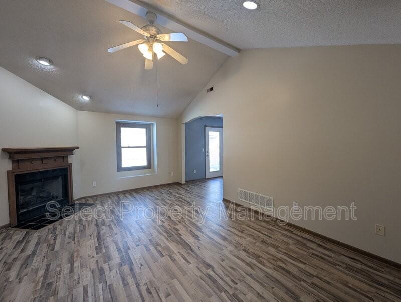 6117 Arapaho Trl - Photo 4 of 23