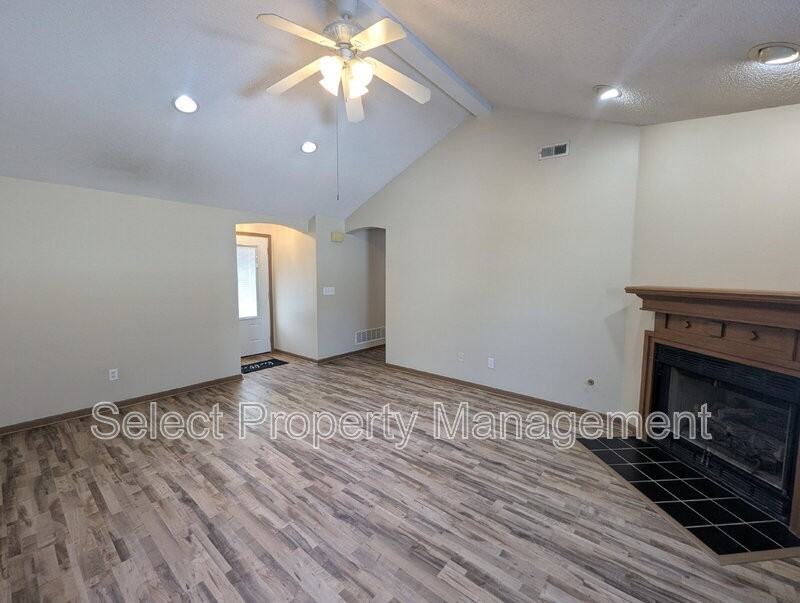 6117 Arapaho Trl - Photo 5 of 23
