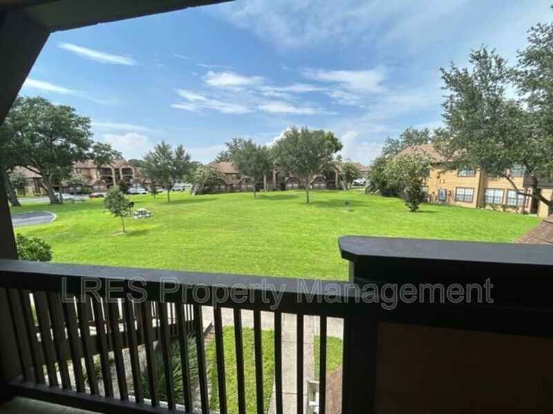 380 Lakepointe Dr #203 - Photo 5 of 44