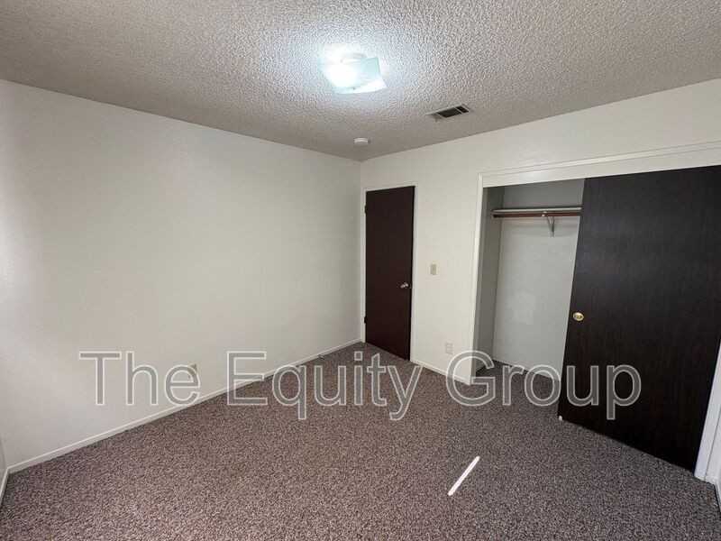 512 Kaweah St #B - Photo 3 of 16