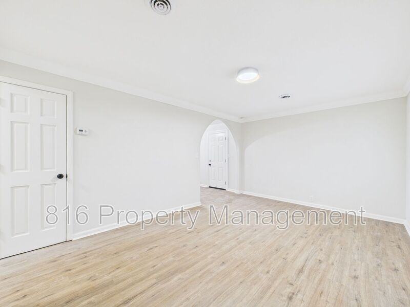 11211 Corrington Ave - Photo 4 of 28