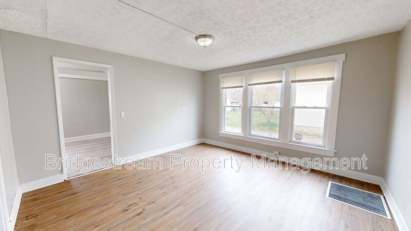 239 Fillmore St - Photo 4 of 10