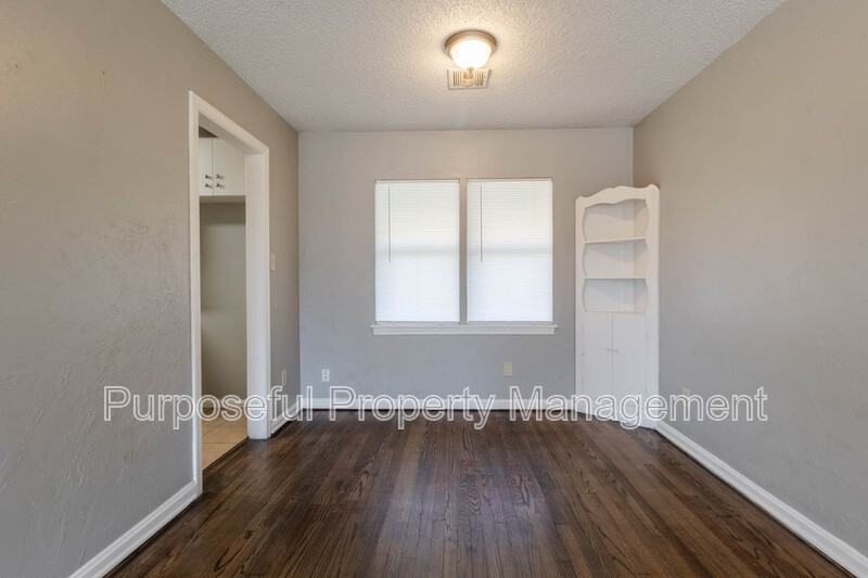 3808 N Drexel Blvd - Photo 4 of 16