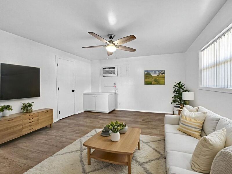 883 Sw 10th St - Photo 3 of 19