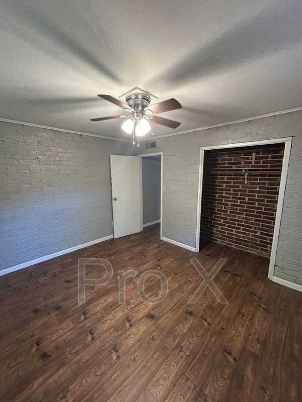 402 Dyer St - Photo 2 of 12