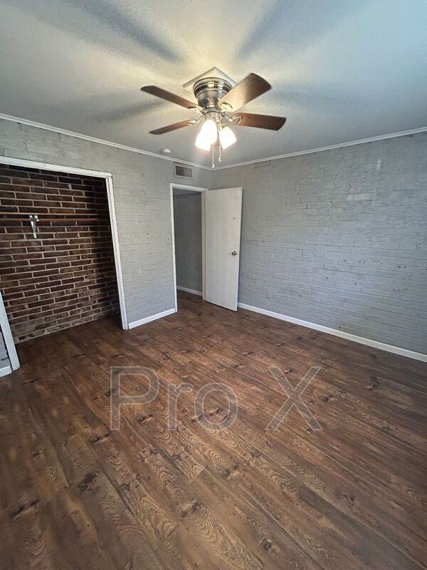 402 Dyer St - Photo 4 of 12