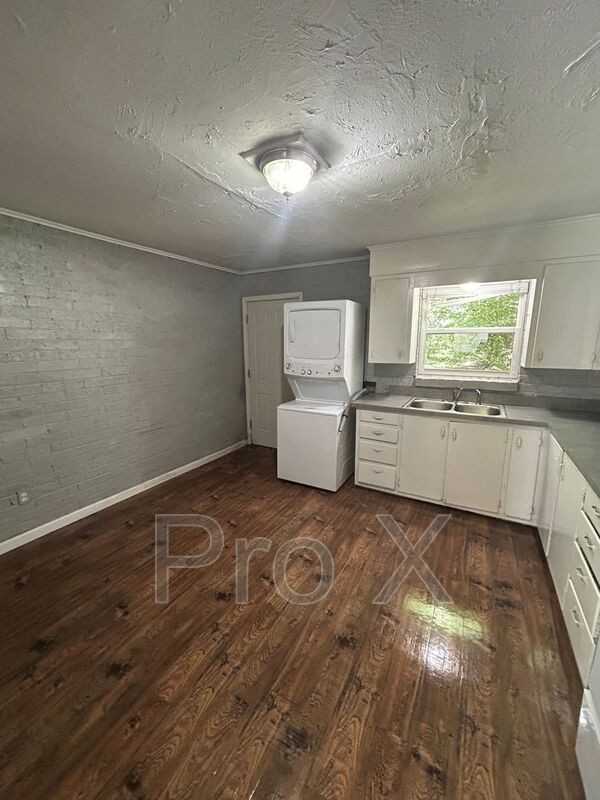 402 Dyer St - Photo 5 of 12