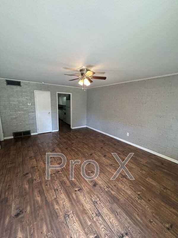 402 Dyer St - Photo 7 of 12