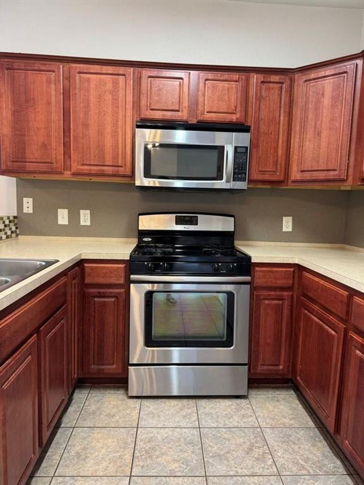 1814 Ulit Ave - Photo 4 of 19