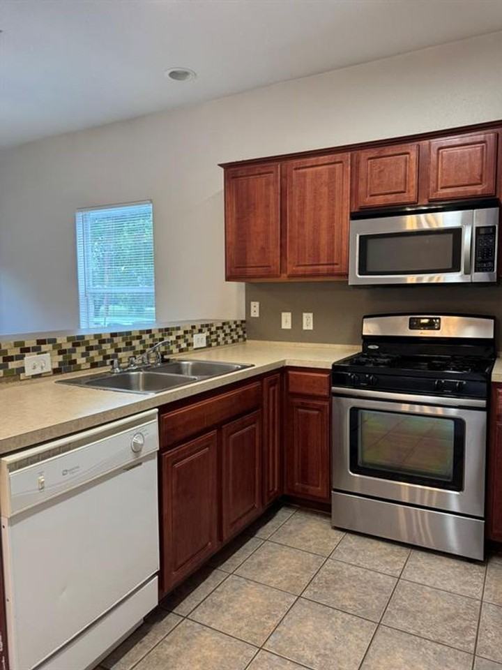 1814 Ulit Ave - Photo 7 of 19