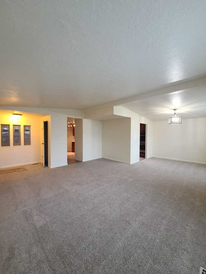 7020 Glen Ave - Photo 4 of 28