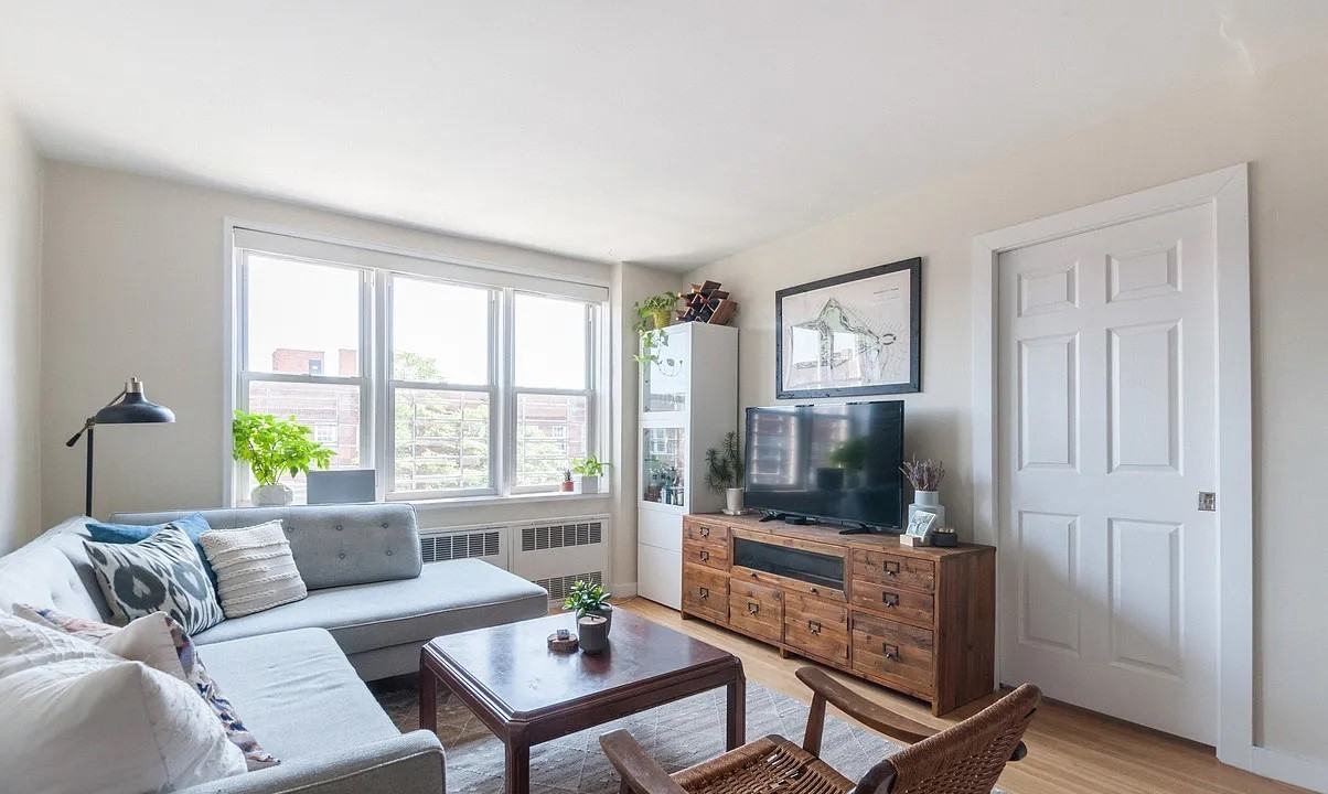 400 E 17th St - Photo 5 of 7