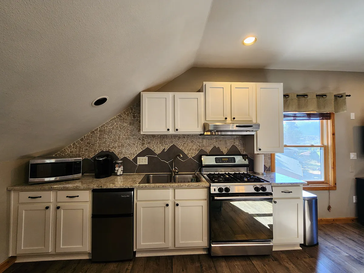 1010 Pine Ln - Photo 5 of 21