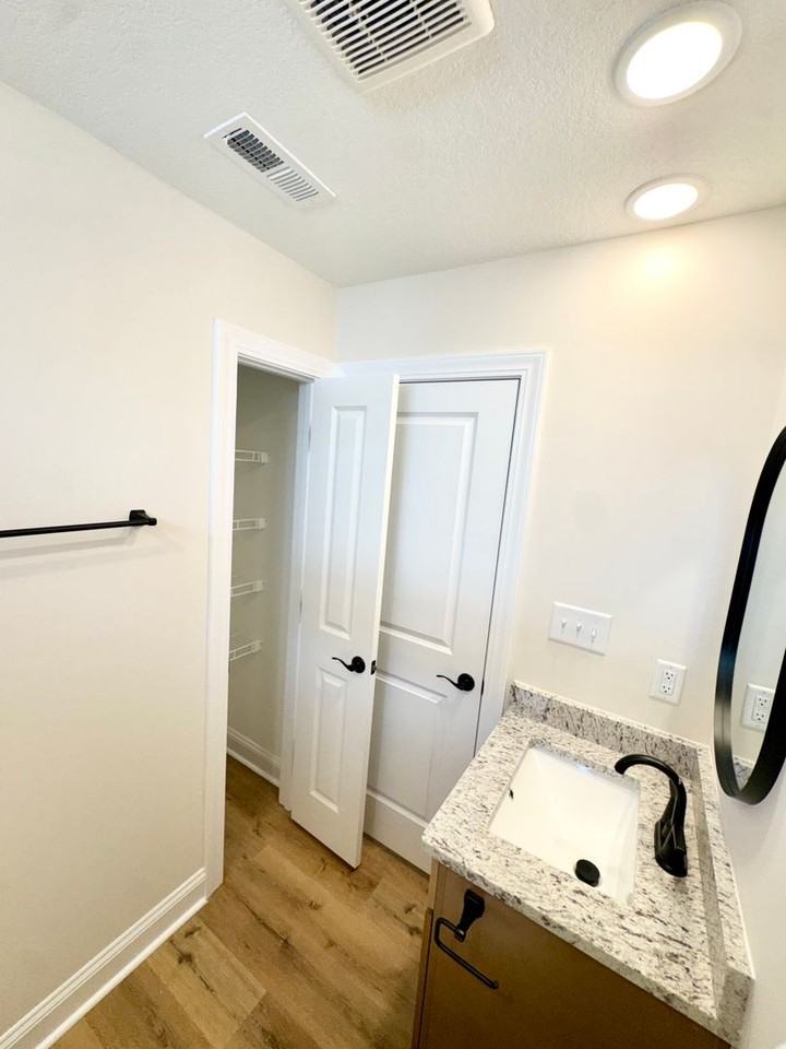 105 Charlton Ct - Photo 4 of 18