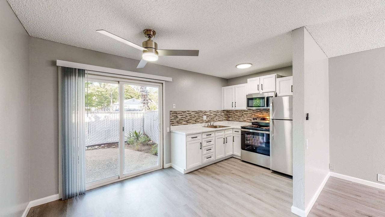 University Square Apartments - Photo 5 of 16