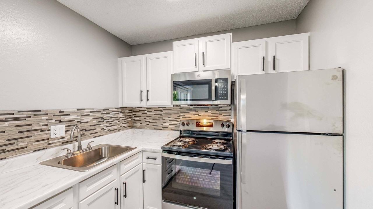 University Square Apartments - Photo 7 of 16