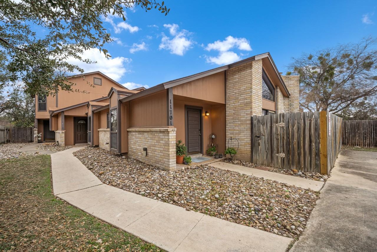 11703 Whisper Valley St - Photo 3 of 27