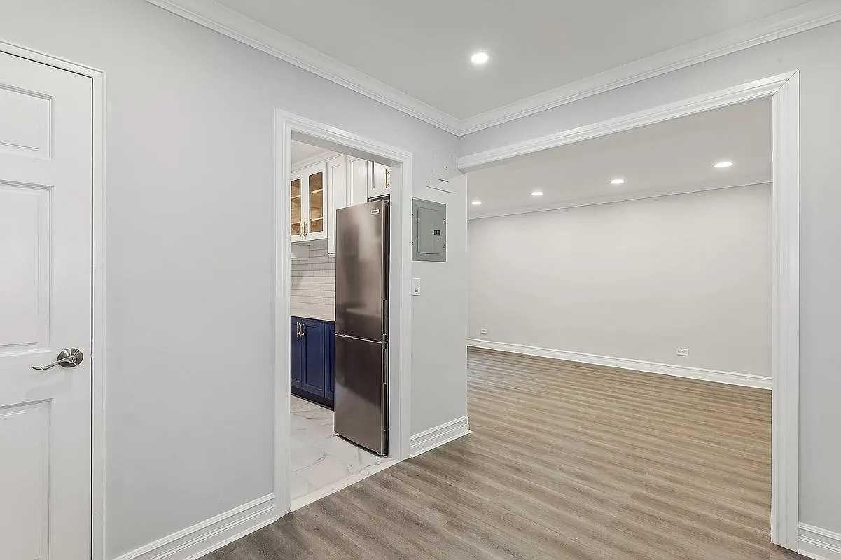 3324 91st St #1R - Photo 2 of 8