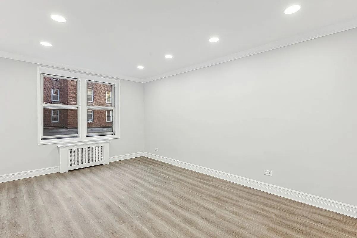 3324 91st St #1R - Photo 3 of 8