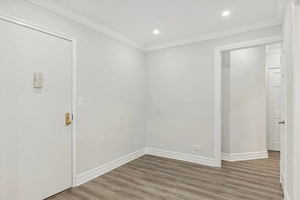 3324 91st St #1R - Photo 5 of 8