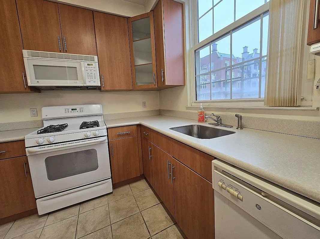 65 Oceana Dr E #5C - Photo 2 of 16