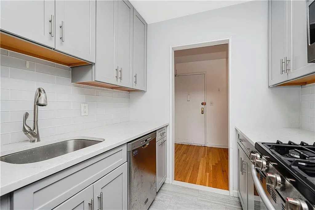 350 Richmond Ter #7J - Photo 4 of 12