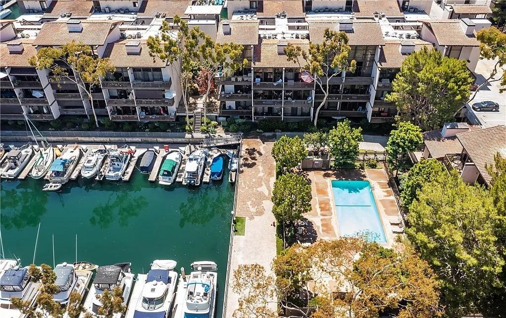 5226 Marina Pacifica Dr N - Photo 4 of 9