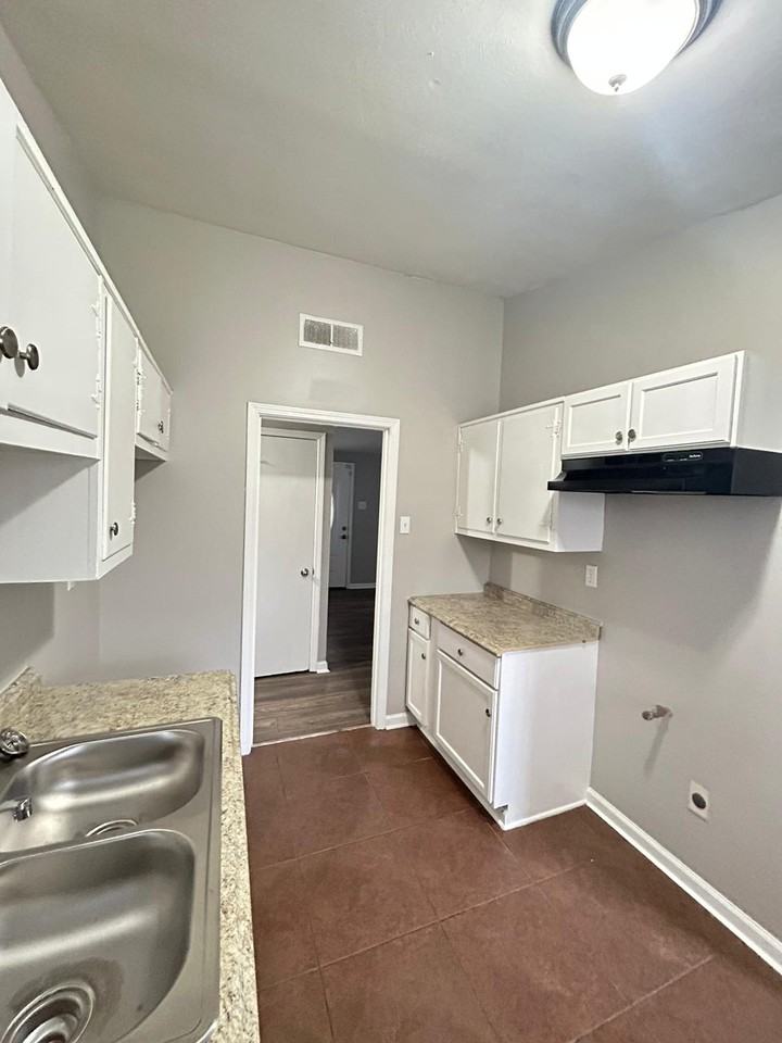 1316 E Raines Rd - Photo 4 of 16