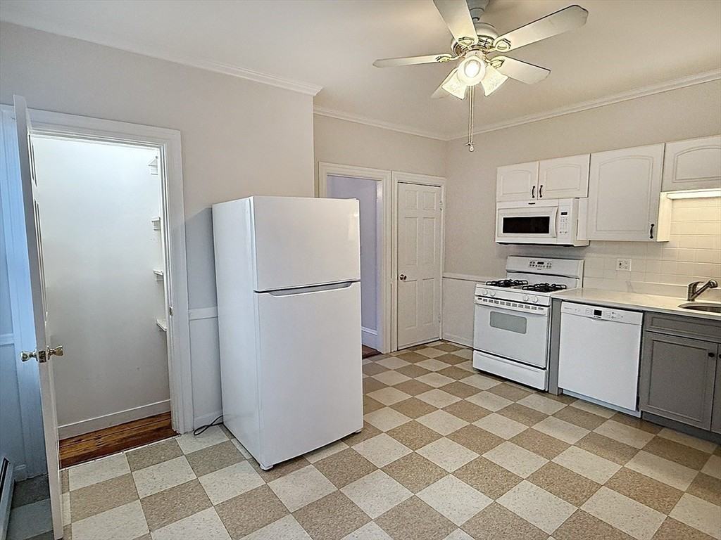 39 Hall Pl #39 - Photo 2 of 17