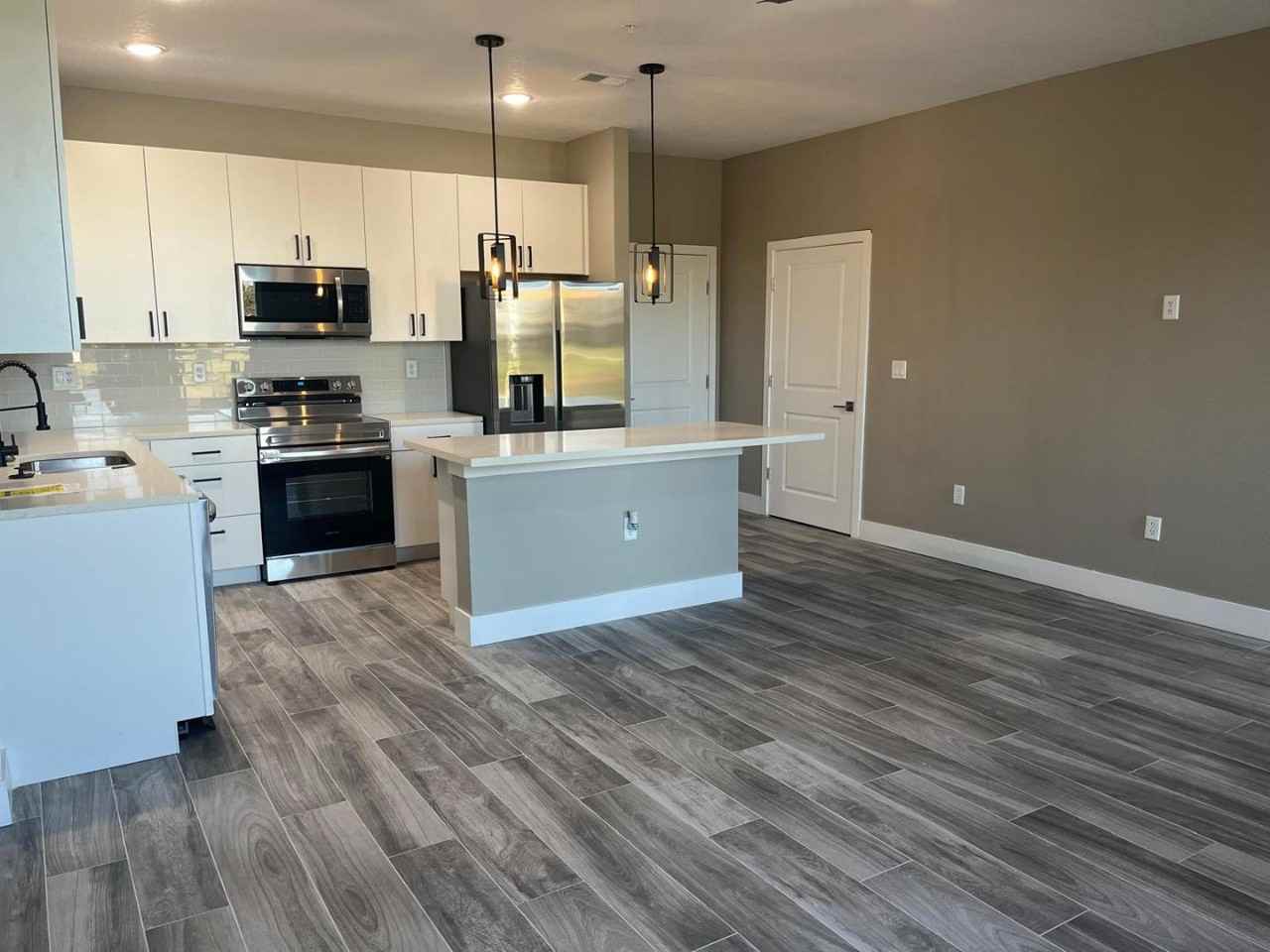 2121 Broome St - Photo 2 of 10