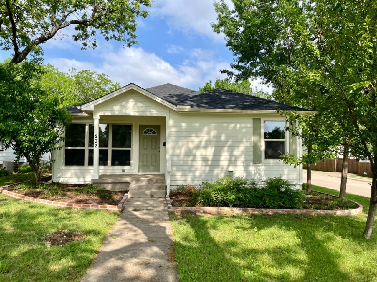 202 N Barnett Ave - Photo 3 of 11