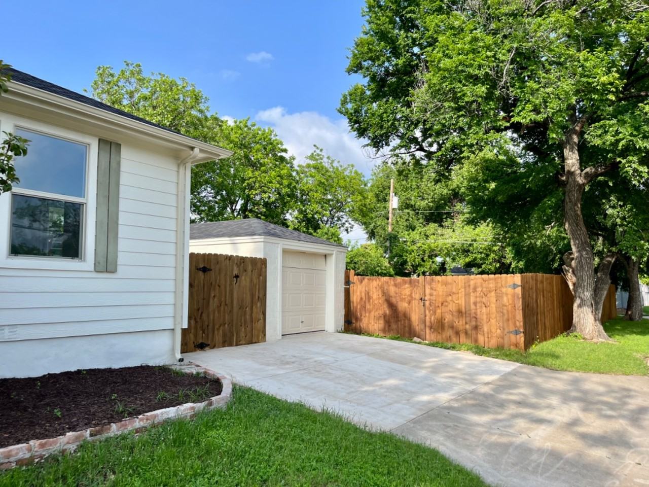 202 N Barnett Ave - Photo 5 of 11