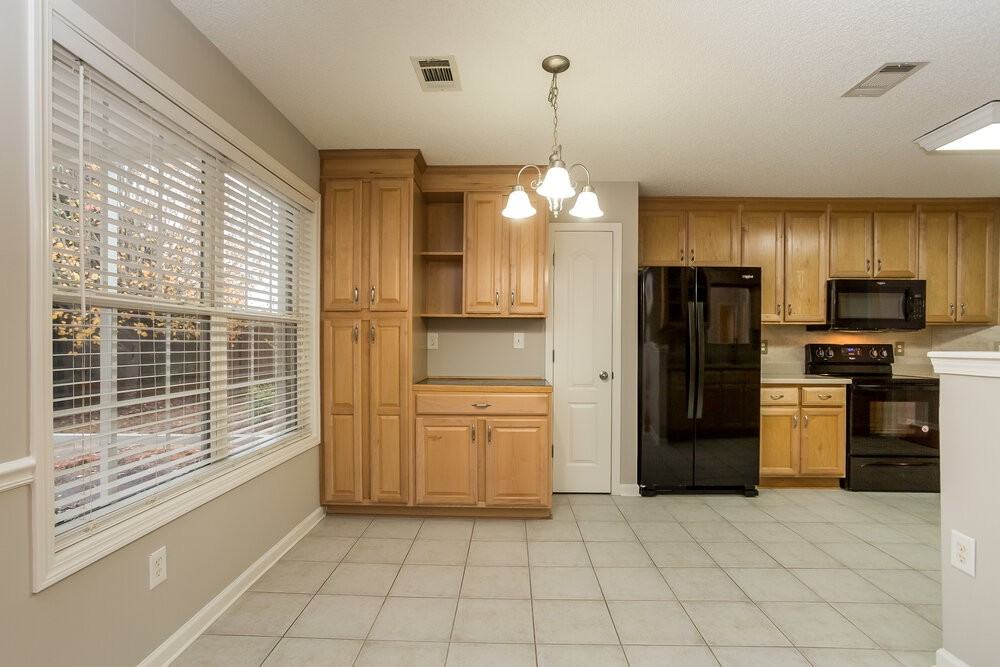 3028 Lincoln Log Way - Photo 5 of 15