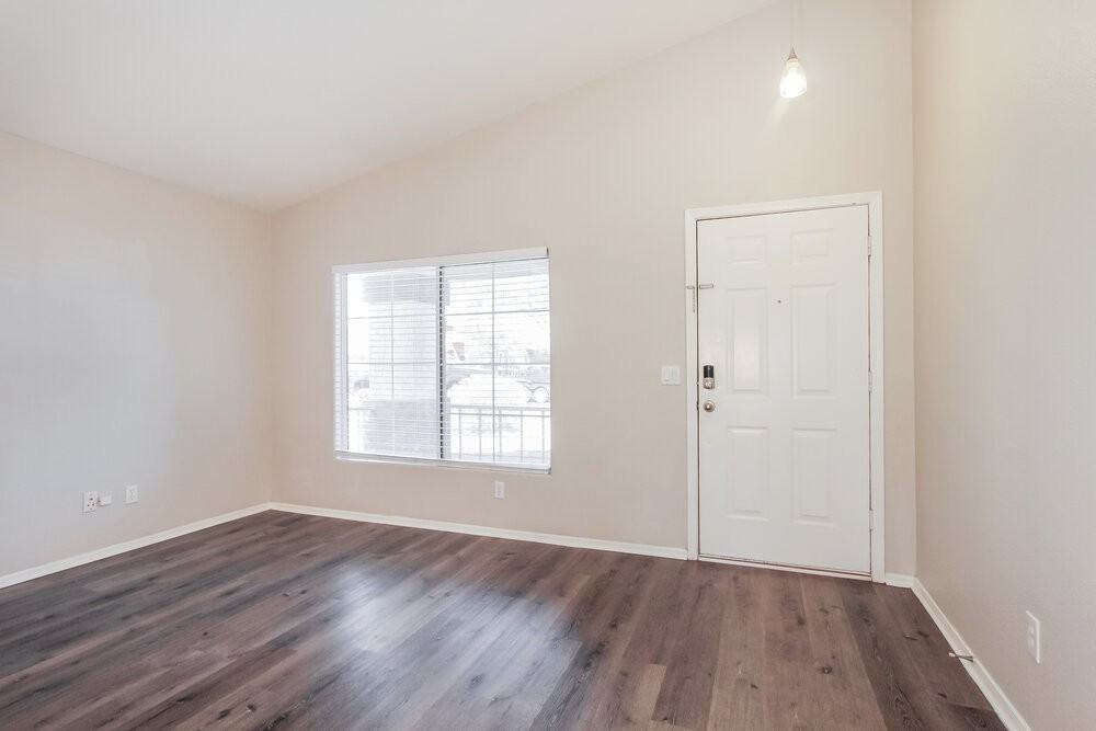 8113 W Pima St - Photo 4 of 16