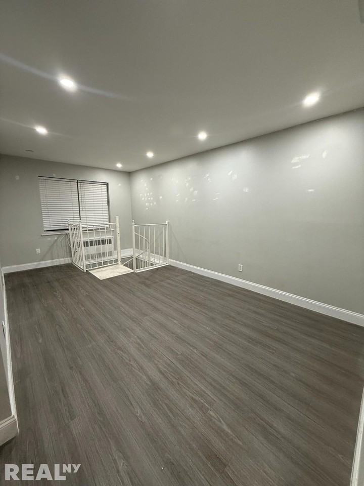 14071 Burden Cres #1 - Photo 2 of 11