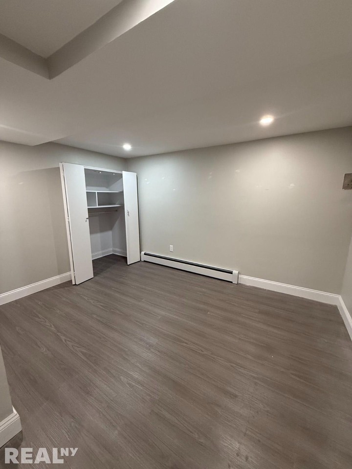 14071 Burden Cres #1 - Photo 5 of 11