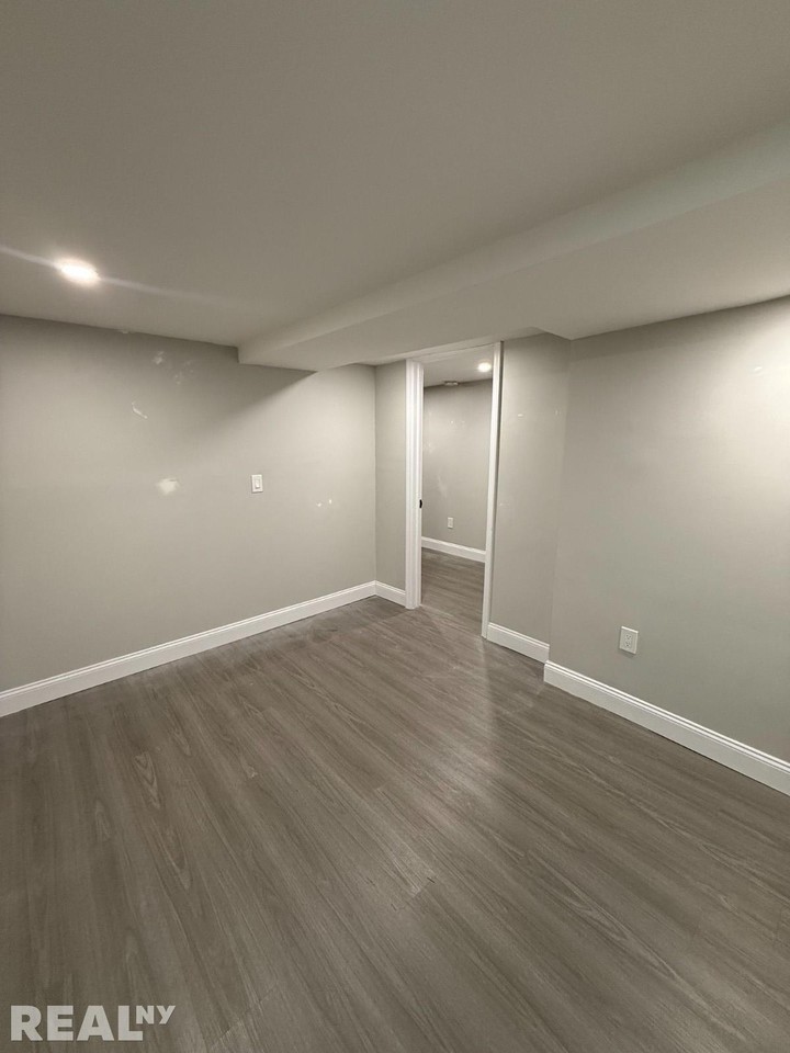 14071 Burden Cres #1 - Photo 6 of 11