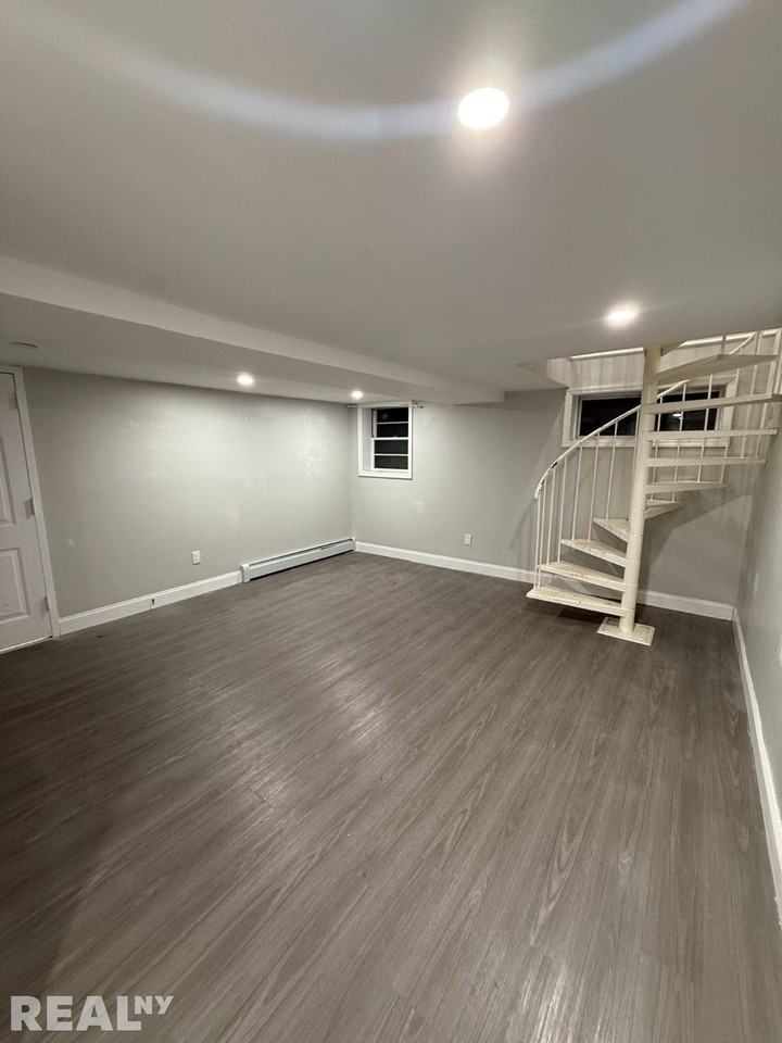 14071 Burden Cres #1 - Photo 7 of 11