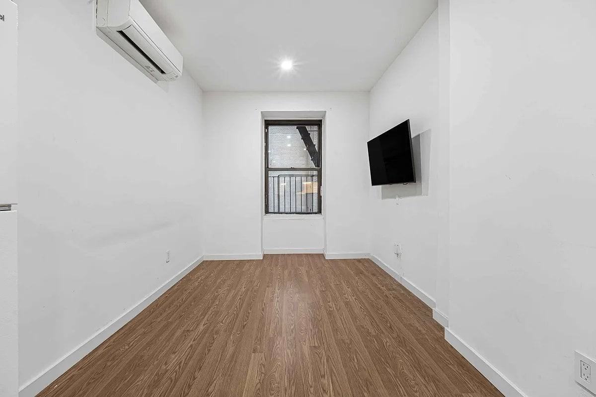 160 W 54th St #2 - Photo 4 of 7