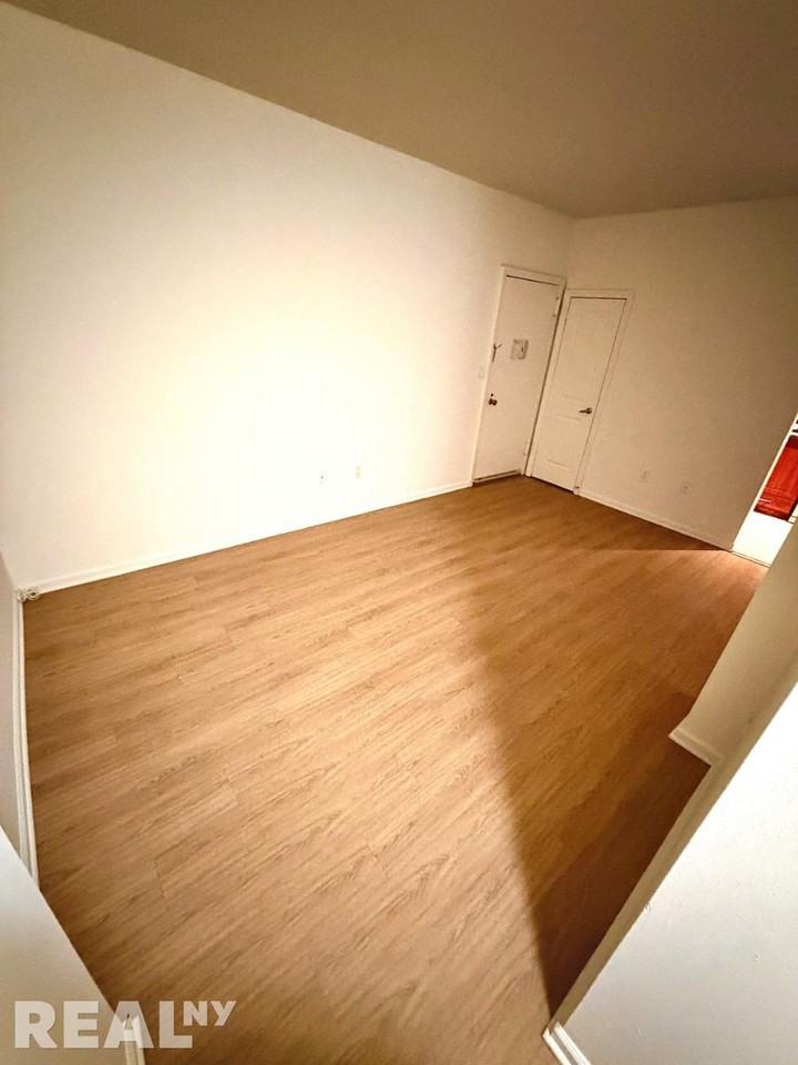 W 77th St #03F - Photo 2 of 4