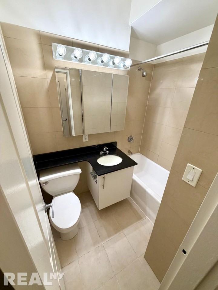 W 77th St #03F - Photo 3 of 4