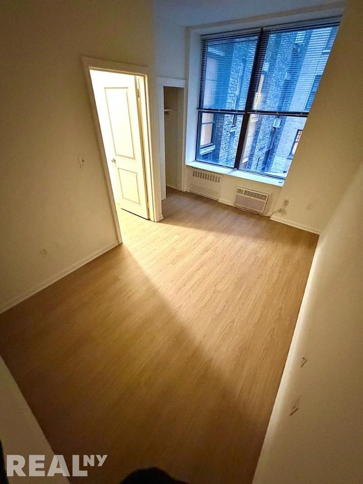 W 77th St #03F - Photo 4 of 4