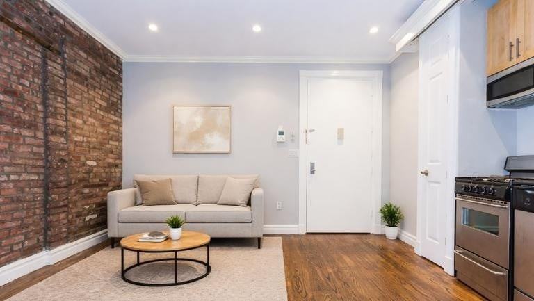 E 1st St #1R - Photo 2 of 5