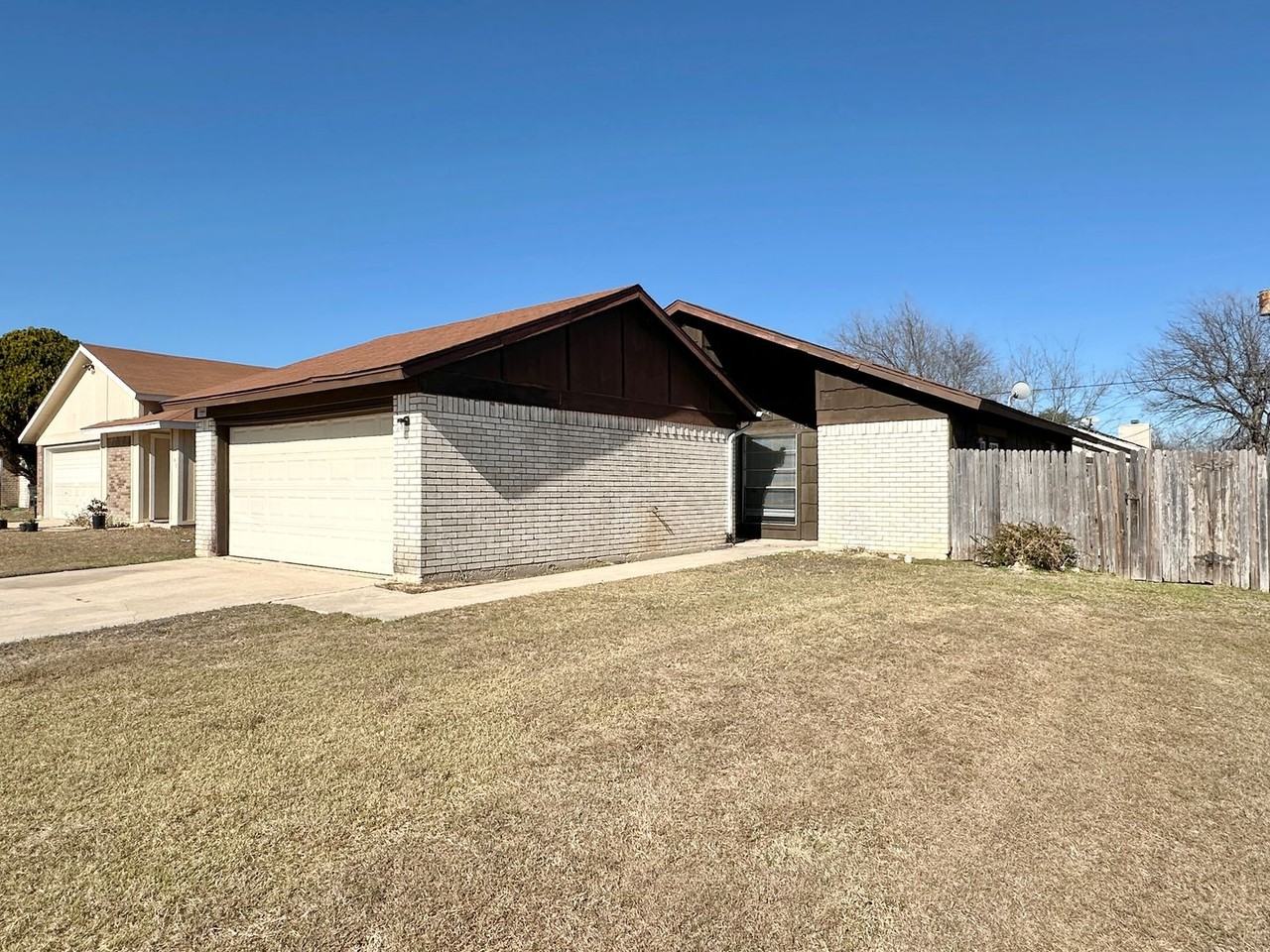 2105 Creekwood Dr - Photo 2 of 34