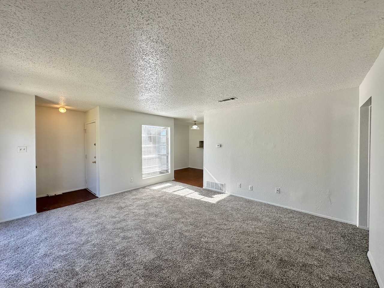 2105 Creekwood Dr - Photo 5 of 34