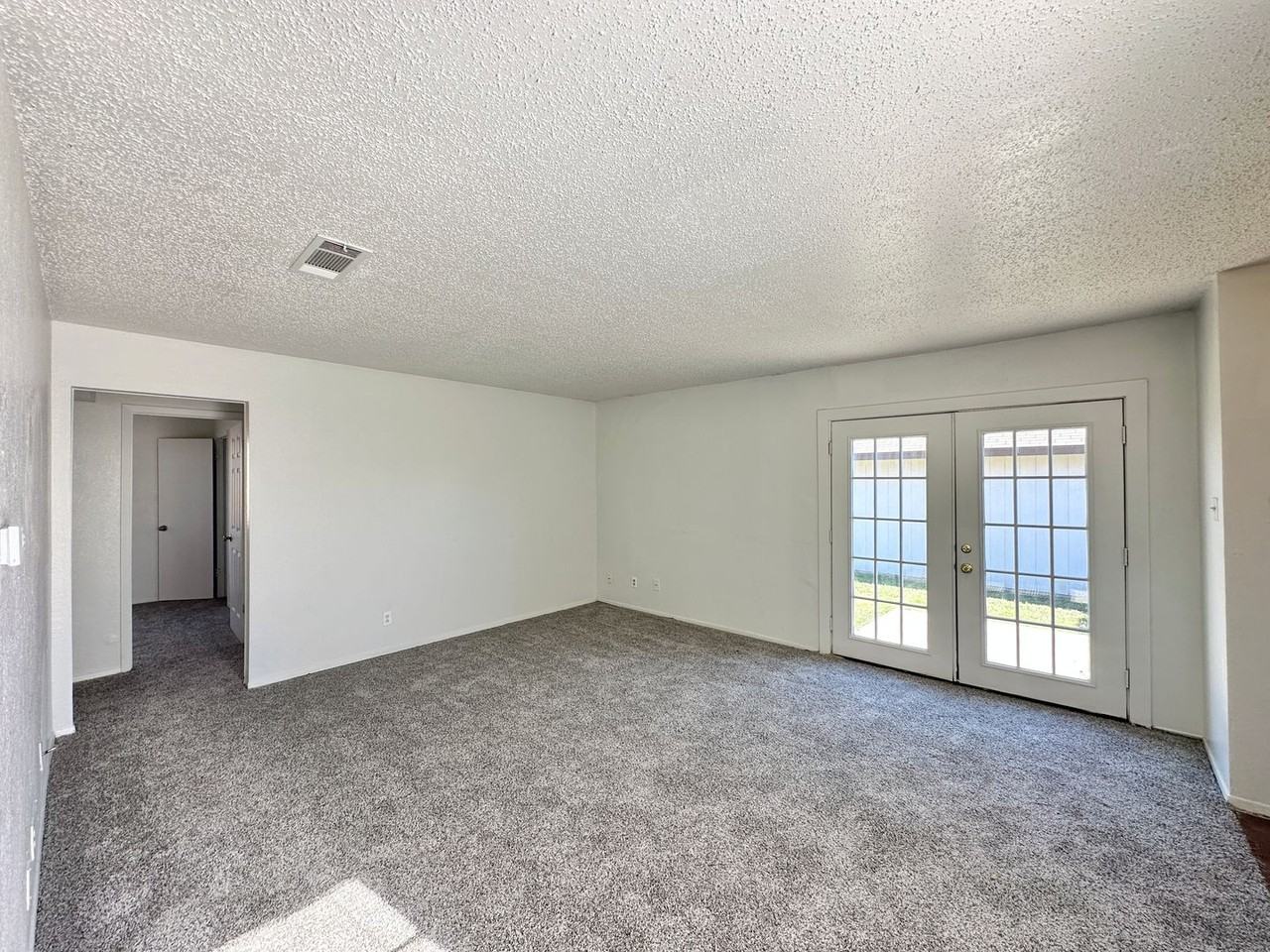 2105 Creekwood Dr - Photo 7 of 34